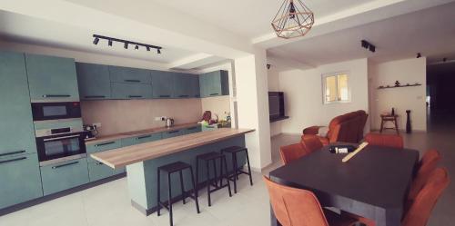 休吉让Mgarr ix-Xini Holiday apartment的厨房配有蓝色橱柜和桌椅