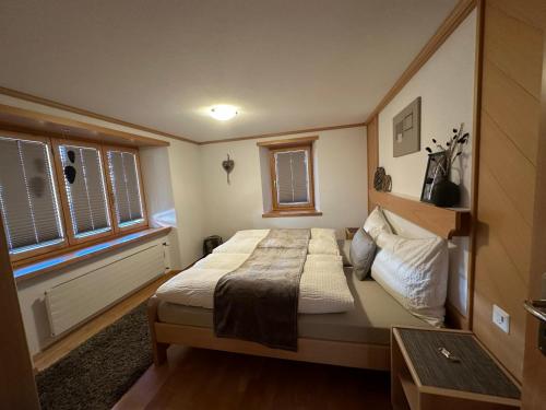 萨斯格伦德贝格夫鲁德公寓的一间卧室设有一张大床和两个窗户。
