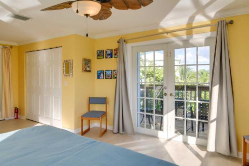 大松礁岛Big Pine Key Home on Bogie Channel with Dock and Slip!的一间卧室设有一张床和一个大窗户