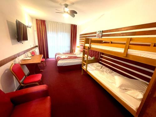 沃拉内特Cabana Sura Getilor Arinis的酒店客房设有两张双层床和一张书桌。