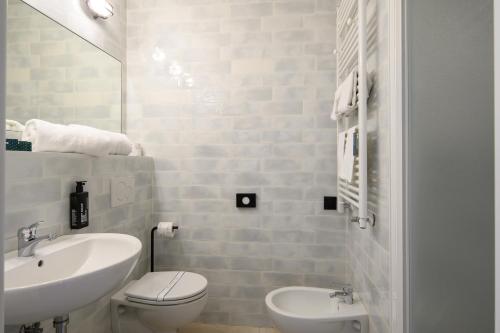 梅斯特CX Venice Mestre的白色的浴室设有水槽和卫生间。