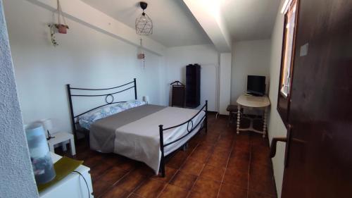圣莱昂Sul mare di Antonietta的一间卧室配有一张床和一台电视