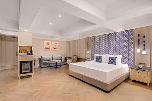 坎多林Antarim Resort的一间卧室设有一张床和一间客厅。