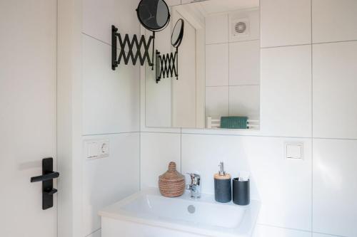 宁斯佩特Lodge Steltloper Nunspeet Veluwe的白色的浴室设有水槽和镜子
