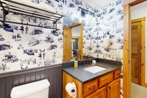 JayJay Peak Village Home 375的浴室拥有蓝色和白色的壁纸