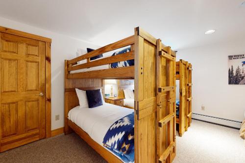 JayJay Peak Village Home 375的一间卧室设有两张双层床和一扇门