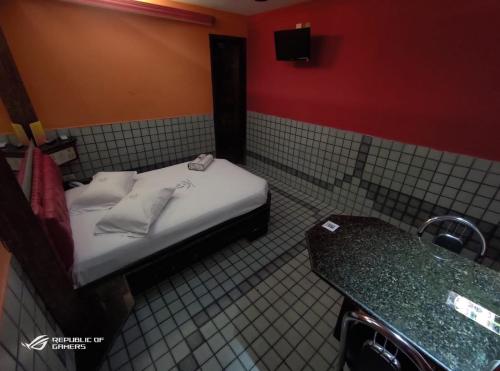 累西腓埃斯托利尔汽车旅馆（仅限成人）的小房间设有床和柜台