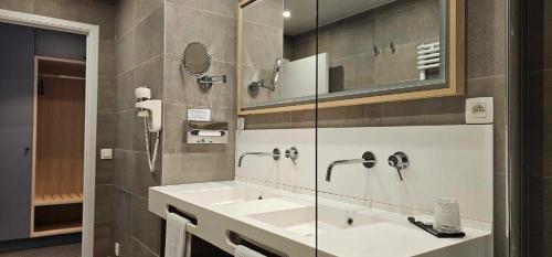 让布卢3把钥匙酒店的浴室设有2个水槽、镜子和淋浴。