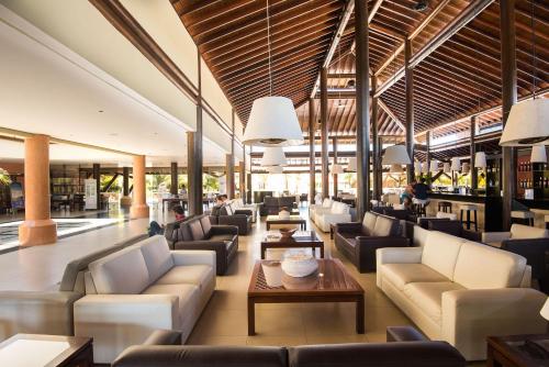 瓜拉久巴Vila Galé Resort Marés - All Inclusive的大厅,在大楼里设有沙发和桌子
