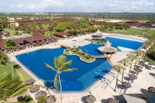 瓜拉久巴Vila Galé Resort Marés - All Inclusive的享有度假村游泳池的顶部景致