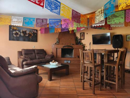 卡尔波镇Rancho San Miguel的客厅配有沙发和桌子