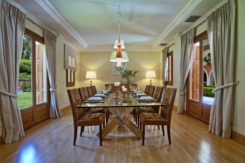 奈德里韦内齐亚诺别墅 的一间带长桌和椅子的用餐室