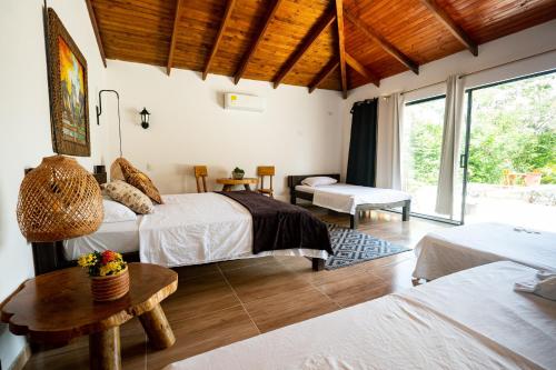 普拉多Ecohotel Mar de Prado的酒店客房设有两张床和一张桌子。