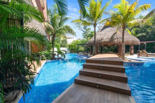 图卢姆Luxurious Penthouse with Jungle View & Private Pool的一座游泳池,其内拥有棕榈树度假村