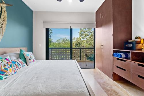 图卢姆Luxurious Penthouse with Jungle View & Private Pool的一间卧室设有一张大床和一个大窗户