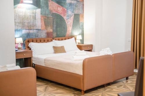 PianuraKairos Hotel的一间卧室配有一张大床和一张沙发