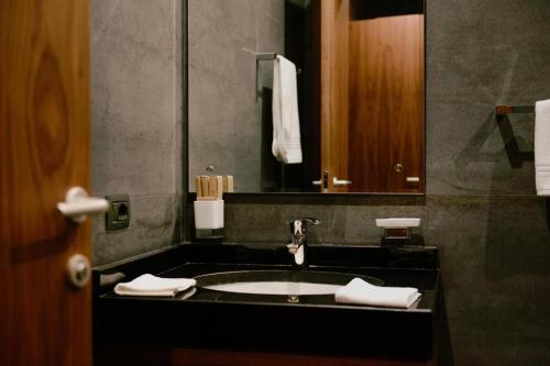 Labinot i PoshtëmRozafa Fish City Hotel的一间带水槽和镜子的浴室