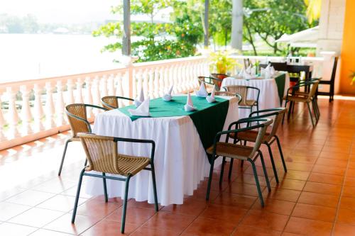 弗洛勒斯拉戈酒店的一排带白色和绿色桌布的桌子
