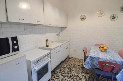 蒙法尔科内CASA VACANZE NONNO ASTERIO的厨房配有桌子、水槽和炉灶。