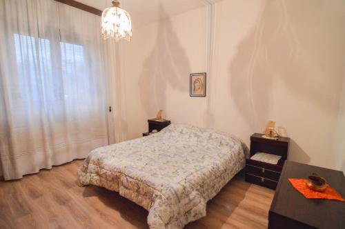 蒙法尔科内CASA VACANZE NONNO ASTERIO的一间卧室配有一张床和一个吊灯
