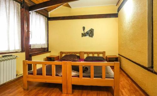 萨拉热窝Pansion Sebilj的一间卧室,卧室内配有一张木床