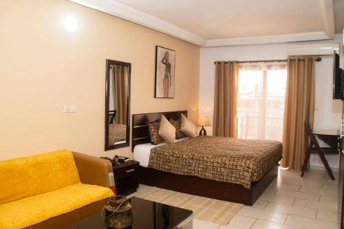 阿比让恩卡公寓酒店的酒店客房,配有床和沙发