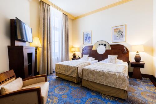 捷克布杰约维采望大酒店的酒店客房设有两张床和一台平面电视。