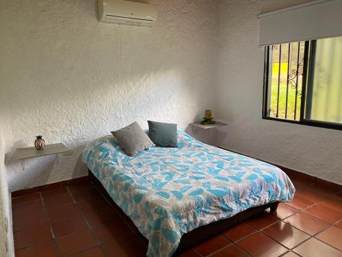 里韦拉Villa Zunilda的一间卧室配有一张带两个枕头的床