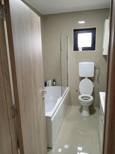 弗尔沙茨Apartman SARA的浴室配有卫生间、浴缸和水槽。