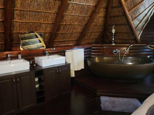 Sasolburg4 Fish Eagle Lodge的一间带大浴缸和两个盥洗盆的浴室