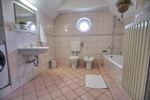 卢布尔雅那Matic Spacious Modern Apartment的浴室配有卫生间、盥洗盆和浴缸。