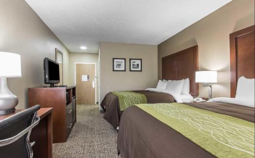 杰克逊Briarwood Inn的酒店客房设有两张床和一台平面电视。