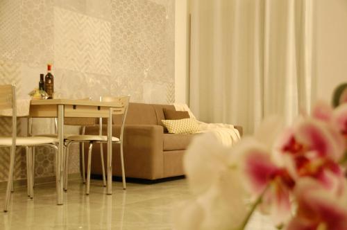 特拉尼DIMORE DEL SUD City Center的客厅配有沙发和桌子