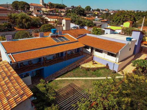 瓦尔任博尼塔Canto do Rio Pousada的享有橙色屋顶房屋的顶部景色