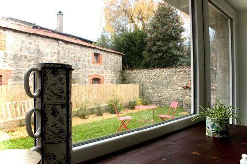 MarlhesSuperbe appartement avec jacuzzi et jardin privé的享有庭院景致的窗户