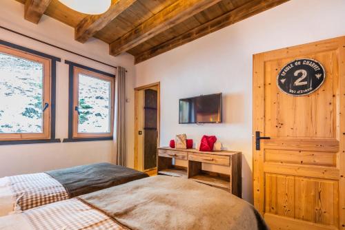 圣莫里斯堡Chalet savoyard d'exception avec piscine chauffée的一间卧室配有一张床和一扇木门