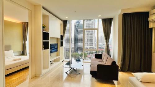 吉隆坡The Platinum Suites KLCC的带沙发和大窗户的客厅