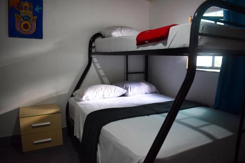 巴拿马城洛克洛克旅舍的客房设有两张双层床和一张桌子。