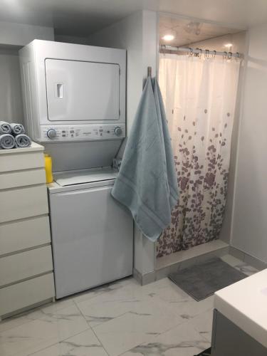 布兰普顿Home from Home!的厨房配有洗衣机和淋浴。