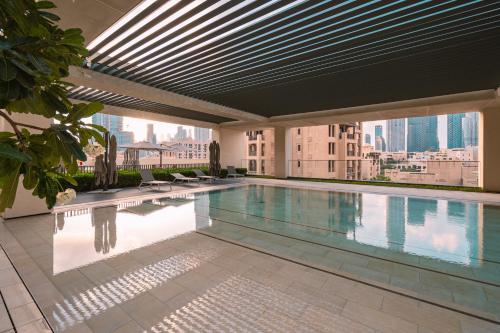 迪拜BURJ ROYAL-Luxurious 2 Bedrooms -DOWNTOWN-Burj & Fountain View的建筑物屋顶上的游泳池