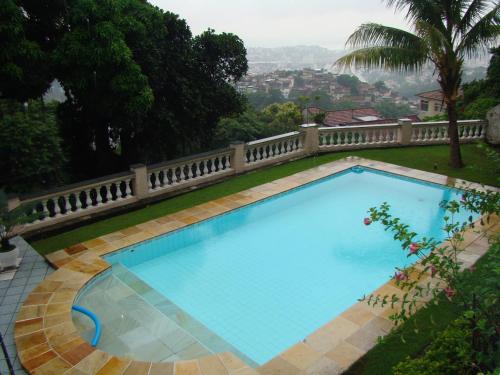 里约热内卢Casa das Luzes Hostel IVN的院子里的大型蓝色游泳池