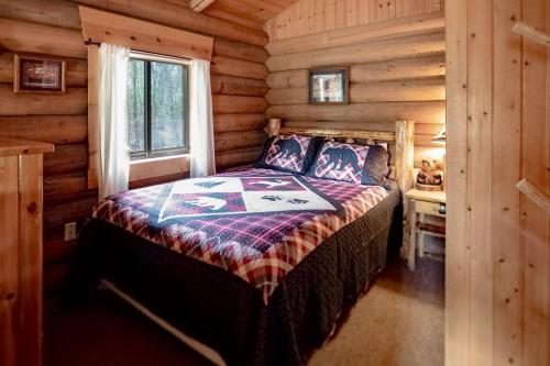 比格福克Experience Montana Cabins - Bear's Den #4的小木屋内一间卧室,配有一张床