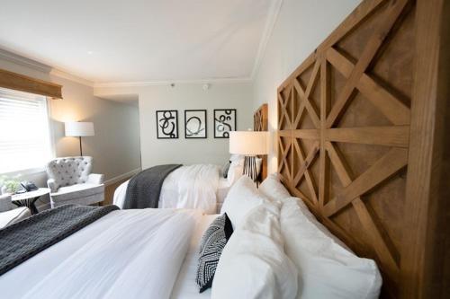 AlfredSaxon Inn的一间带两张床的卧室和一个大木门
