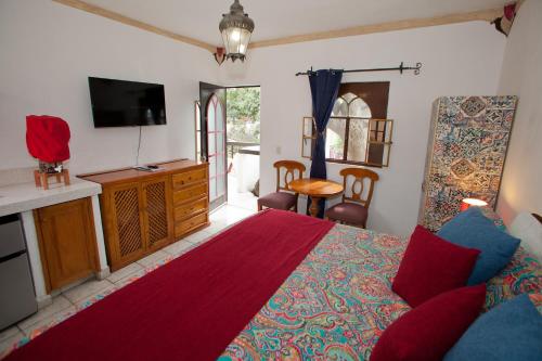 阿吉吉克卡萨布兰卡酒店的一间卧室配有一张床和一台平面电视