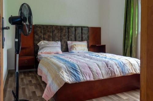 BueaE&T Resorts的一间卧室配有一张带风扇的床
