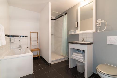 里尔CALM Appart' & Hostel的白色的浴室设有水槽和卫生间。