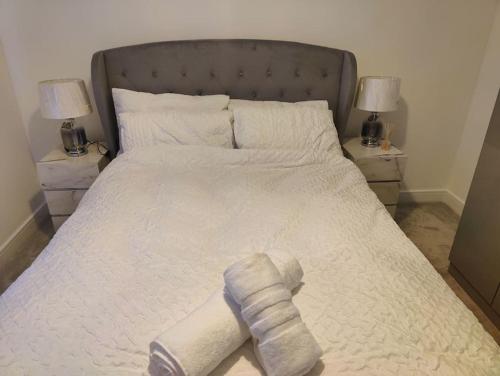 2 bedroom en-suite apartment in Basildon, Essex (Enjoy the simple things in life)客房内的一张或多张床位