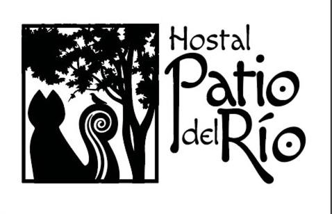 卡利Hostal Patio del Río的挂着猫和一棵树的贴纸,上面写着医院的书签