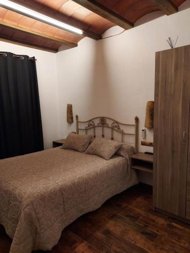 卡斯特里尔Casa Rural Miravella的一间卧室配有床和黑色窗帘