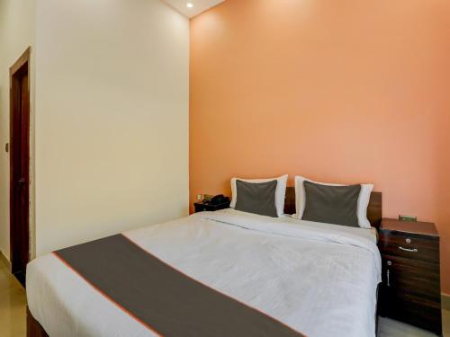 勒克瑙North Hotel & Lawn的一间卧室配有一张大床和两个枕头